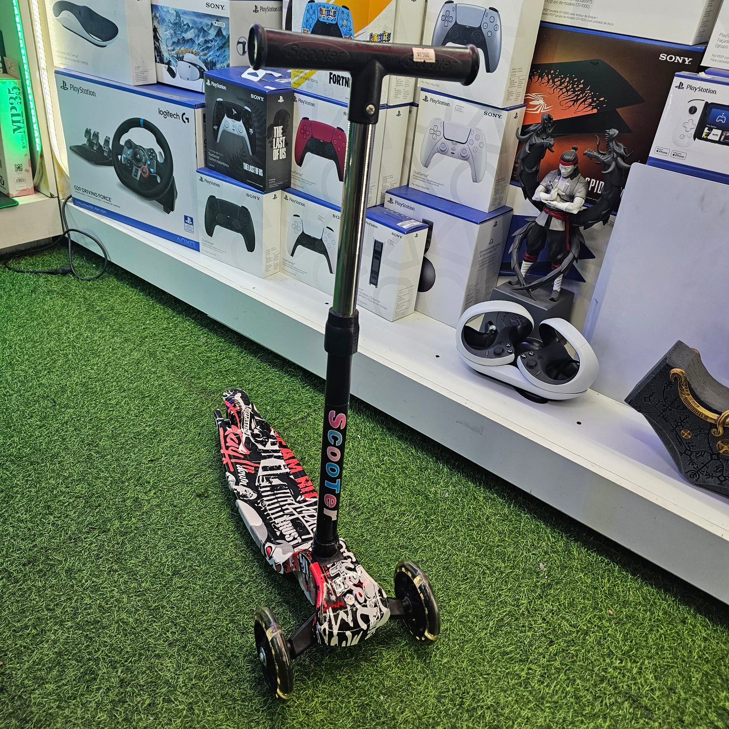 MONOPATIN SCOOTER CON DISEÑO NEGRO Y BLACO