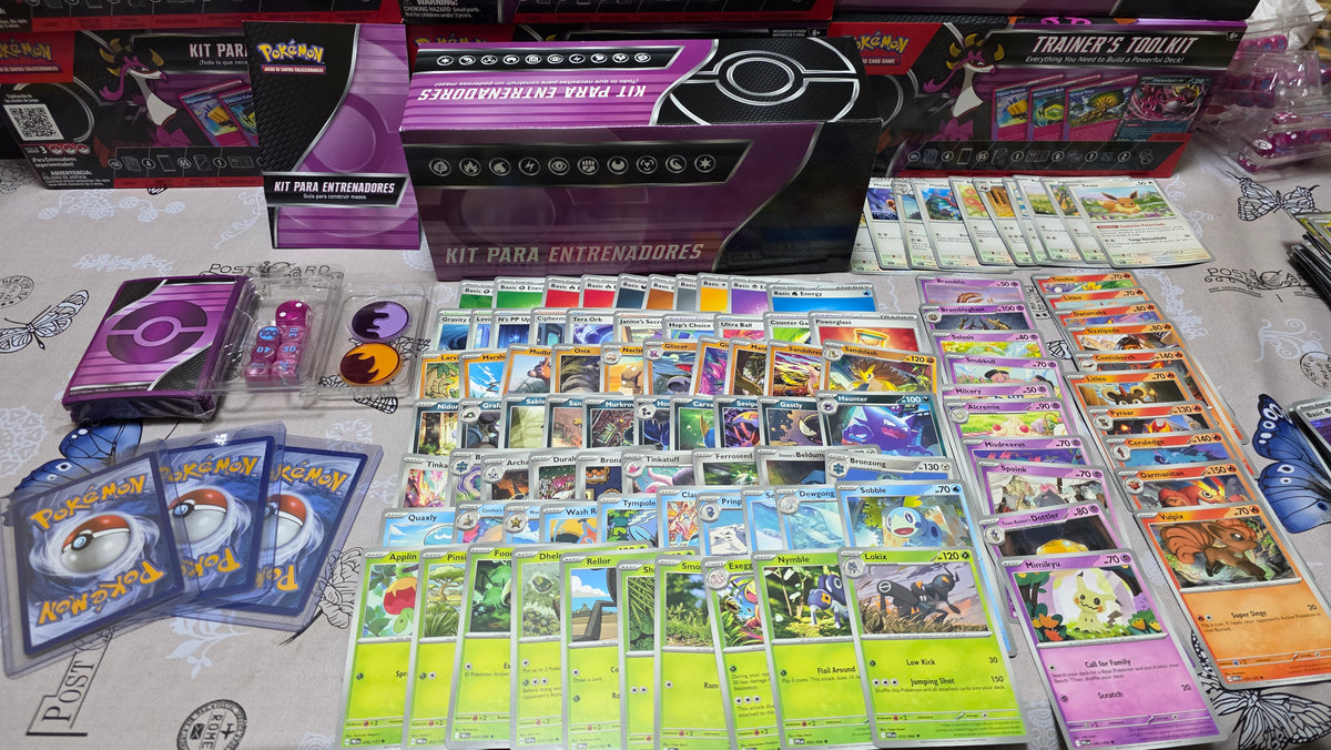Kit Pokémon TCG – Caja de Entrenador + 100 cartas surtidas + 3 cartas especiales + fundas +dados + monedas