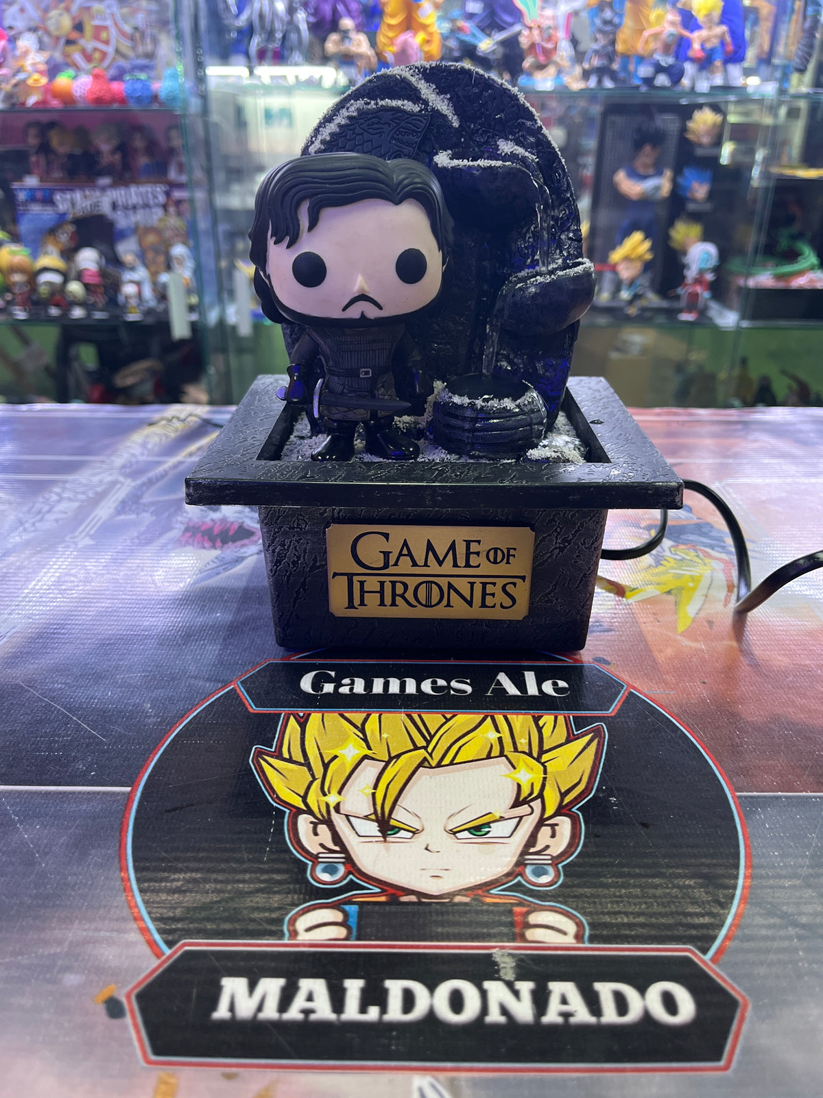 FUENTE DECORATIVA GAME OF THRONES ARTESANAL CON FIGURA OFICIAL ( JHON SNOW )
